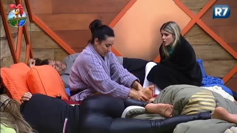 Não ser muito trabalhadora
Oliver acredita que outras pessoas eram muito mais merecedoras do prêmio final, por serem esforçadas e trabalharem mais, como Scheila Carvalho.

— Pessoas que mereciam estar na final, não estavam e ela conseguiu chegar na final e ganhar o prêmio, então não sei explicar sobre isso. A Scheila Carvalho, por exemplo, que foi honesta, digna, trabalhadora e saiu, logo para a Bárbara, na roça que ela participou