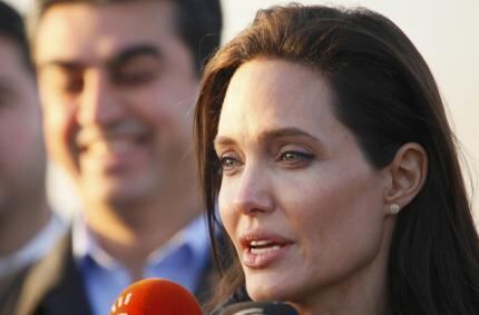 Em visita aos acampamentos de refugiados curdos, nesta segunda-feira (26), a atriz Angelina Jolie fez um chamado aos líderes mundiais para pôr fim aos conflitos entre Síria e Iraque. Ela chegou ao local junto ao ACNUR (Alto Comissariado das Nações Unidas para os Refugiados) e expressou o pedido aos mandatários em seu discurso. O acampamento está localizado em Dohuk, norte de Iraque 