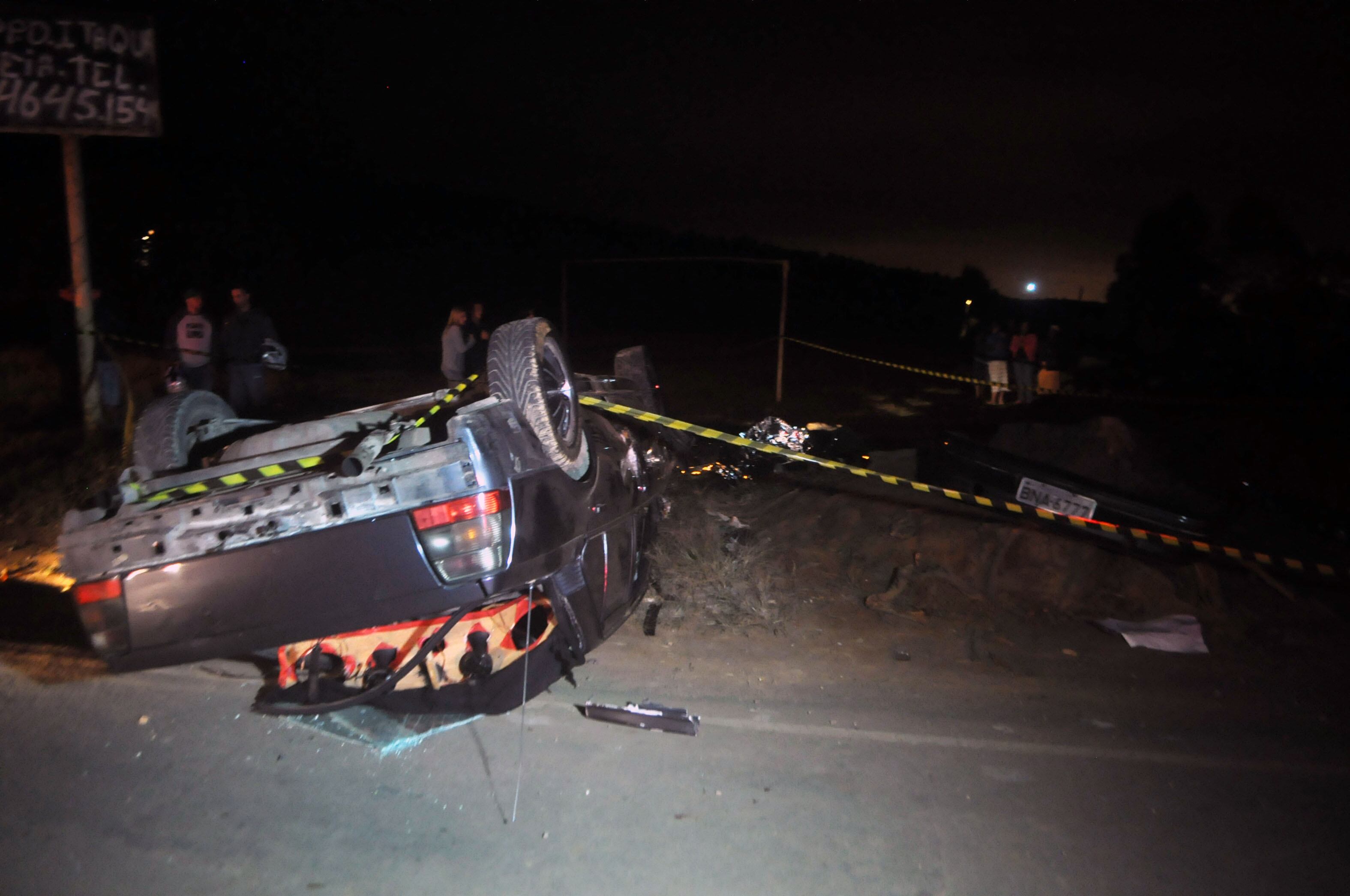 Veículo capotou após atingir seis jovens à beira de avenida