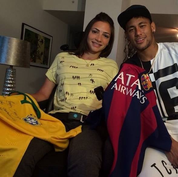 Depois de marcar o golaço que deu
a vitória ao Brasil no amistoso contra a Colômbia, na última sexta-feira (5),
Neymar aproveitou uma folguinha da seleção para visitar a ginasta Lais Souza,
que se recupera em Miami do acidente sofrido quando treinava para as Olimpíadas
de Inverno, em janeiro. No encontro, o craque brasileiro presentou a colega com
camisas da seleção e do Barcelona e registrou o encontro nas redes sociais. 


— Que prazer conhecer essa garota
pessoalmente, só de estar ao lado dela, você sente uma sensação boa, de quem
ACREDITA. Guerreira, você é um espelho de força para todos nós, oro e peço a
Deus pra que faça um milagre em sua vida, e acredito que com a sua fé, a da sua
família, dos seus amigos, e de seus fãs vai acontecer! Que Deus te ilumine e te
guarde. #FORÇALAIS @lalikasouza.
