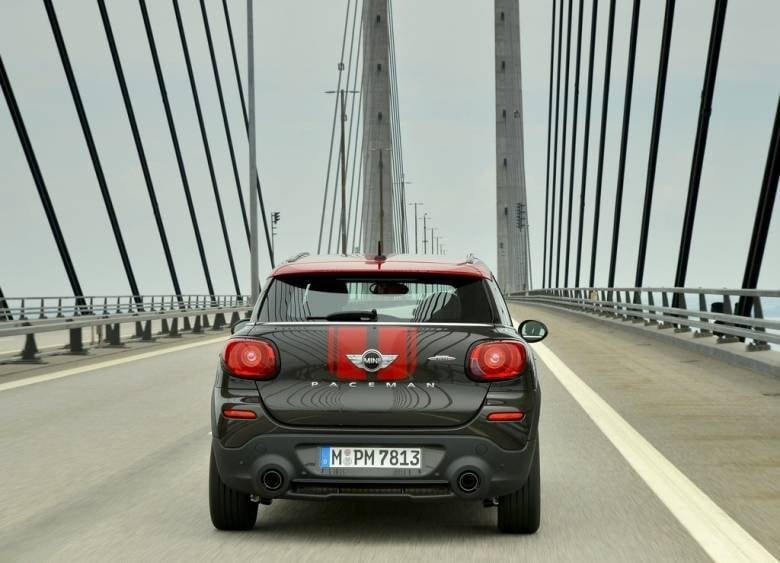 A cor da carroceria pode ser combinada, sem custo, com detalhes em
branco ou preto — a exceção é a pintura vermelha "Chili" (pimenta), da
foto acima, que tem custo adicional


Saiba tudo sobre carros! Acesse www.r7.com/carros
