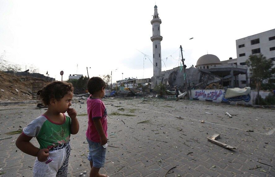 A centenas de quilômetros de distância, em Damasco, o mundo de Jalal, de 14 anos, está enraizado no apoio ao presidente Bashar al-Assad, incluindo o pai e tios que lutam em uma unidade de defesa de bairro.

Jalal lamenta o quanto "a crise mudou a gente. Agora as crianças entendem e falam sobre política. Estamos todos prontos para morrer pelo nosso país".

