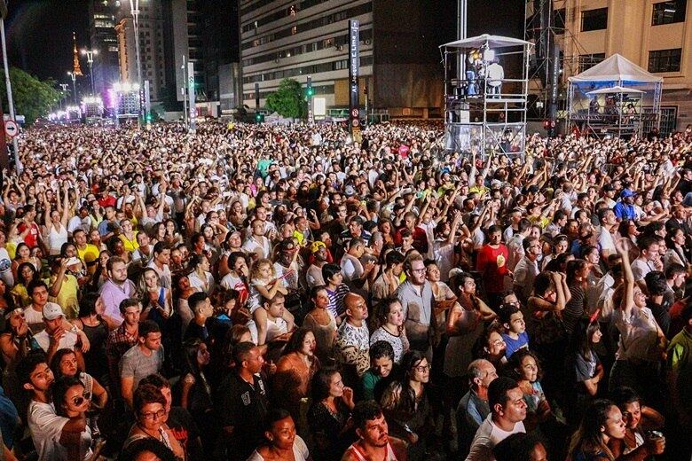 Milhares de pessoas lotaram a avenida mais famosa de SP para ver os show e assistir à tradicional queima de fogos