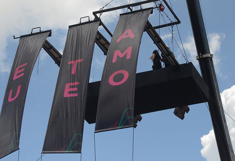 O objetivo é que as mulheres revelem a frase "Eu te amo" em até três minutos