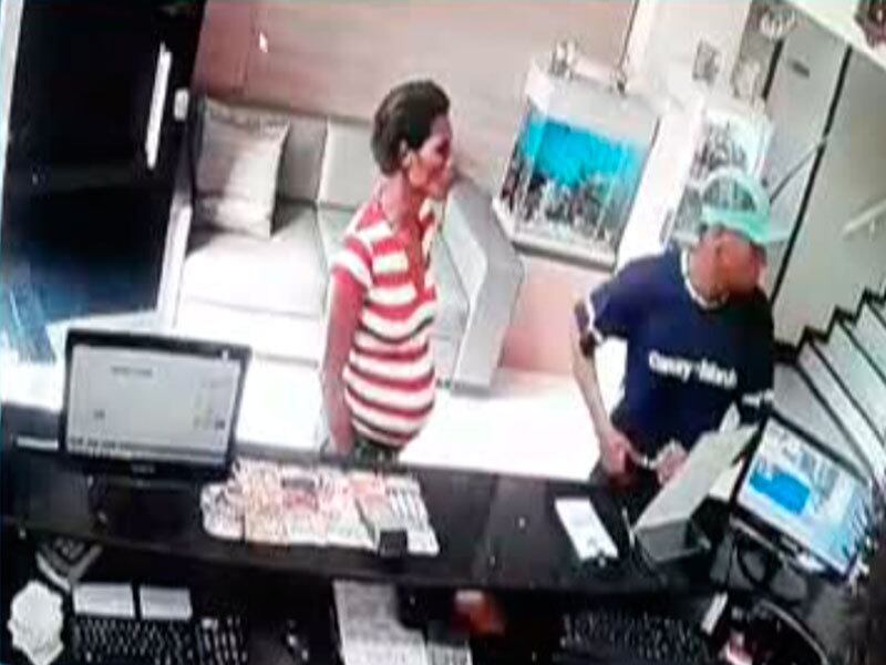 A ção foi gravada pelo circuito interno de segurança do hotel
