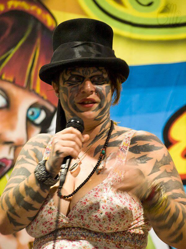 E também dá palestras