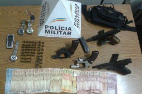 Todo o material apreendido com o detido