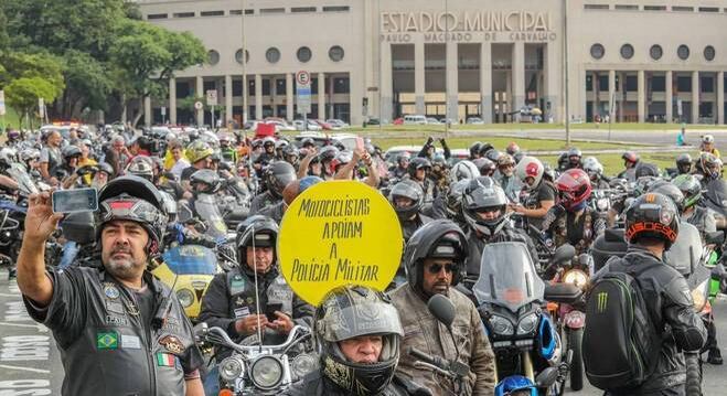 Grupo se reuniu em frente ao Estádio do Pacaembu
