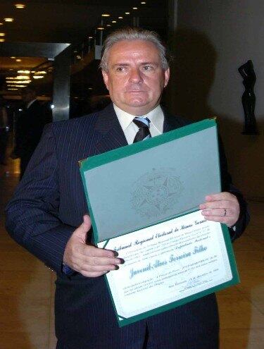 O último deputado a perder o mandato na Câmara dos Deputados foi Juvenil Alves Ferreira Filho
(PRTB-MG). Eleito para a legislatura 2007-2011, Juvenil perdeu o mandato em 31
de março de 2009, por decisão do Tribunal Superior Eleitoral (TSE). Ele foi
acusado de uso irregular de verbas de campanha, na eleição de 2006, e de fazer
uso de caixa dois, prática proibida pela legislação eleitoral