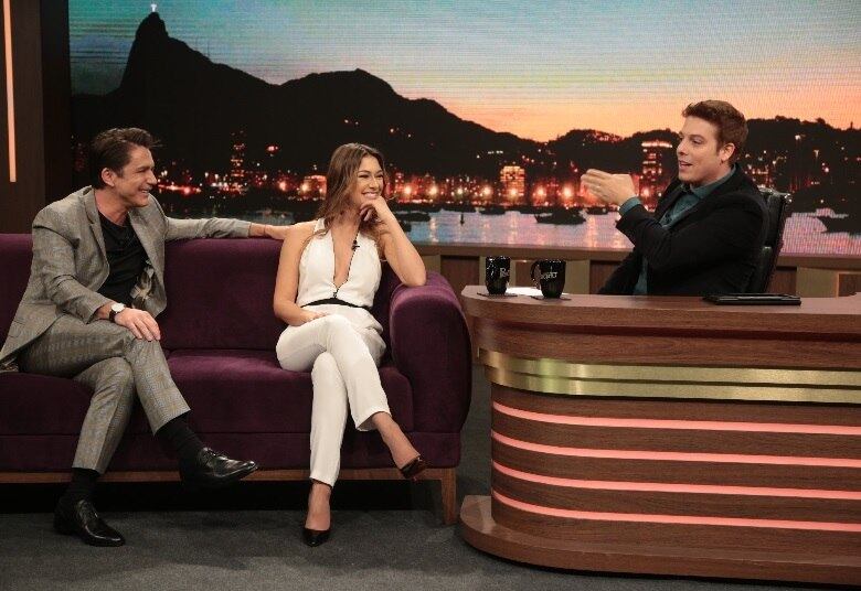 Na cinebiografia, Petrônio interpreta o dono da Record TV, e Day dá vida a sua mulher, dona Ester. “Eu me encontrei com
ele em seu escritório e também na casa dele. E o Edir me deu toda a liberdade
para fazer o papel”, conta Petrônio, que, para o personagem, precisou perder os
músculos obtidos para o seu trabalho na novela “Os Dez Mandamentos”