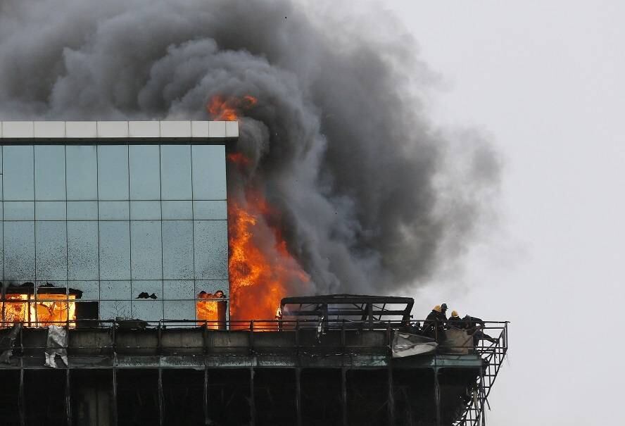Bombeiros tentam apagar o fogo que tomou o topo de um prédio nesta sexta-feira (18) em Mumbai, na Índia. 

Um bombeiro faleceu e outros ficaram gravemente feridos com o incêndio