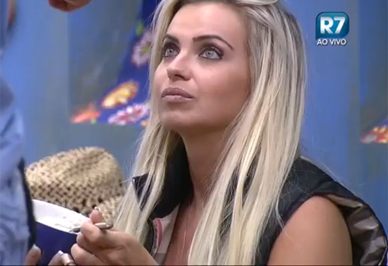 Rayanne alertou a amiga Veridiana:



— Você viu o que aconteceu hoje, né? Se a gente não se unir,
a gente vai rodar

+ Mantovani pergunta se Ovelha já namorou Gretchen
+ Veridiana não poupa elogios para falar do apresentador Roberto Justus
+ Carla Prata faz pergunta íntima para Thiago: “Rolou tico-tico no fubá?”
+ Assista às íntegras dos programas da Rede Record no R7 Play. Assine! 
