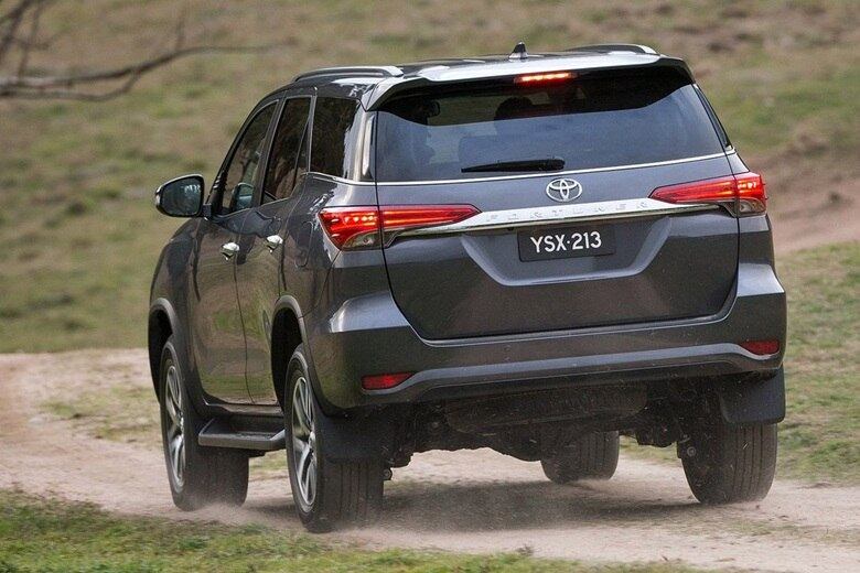 Na traseira, o destaque são as lanternas também afiladas, que seguem o novo padrão de design da marca japonesa. O conjunto ótico em posição elevada lembra o estilo do SUV menor RAV4, interligado por uma barra cromada