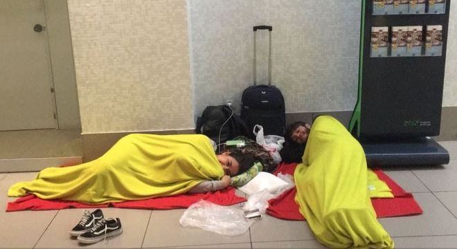 Brasileiros dormindo no chão do aeroporto Humberto Delgado, em Lisboa