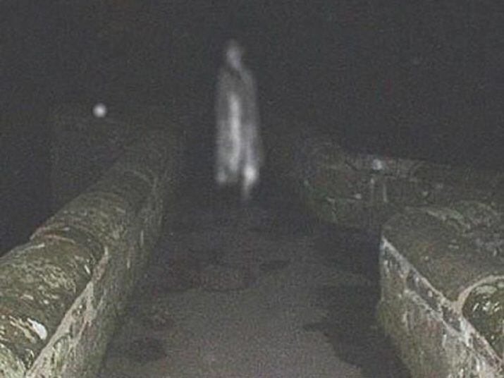 Esta imagem tem uma história macabra. A luz registrada na foto seria o espírito de uma mulher que fora assassinada pelo marido, um soldado americano. Segundo relatos, o fantasma vaga pelo local desde então
> Veja toda a programação da Record no R7 Play