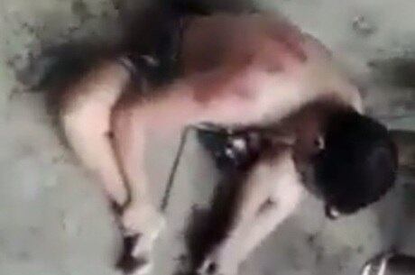 Homem acusado de estupro de uma criança apanha na cadeia