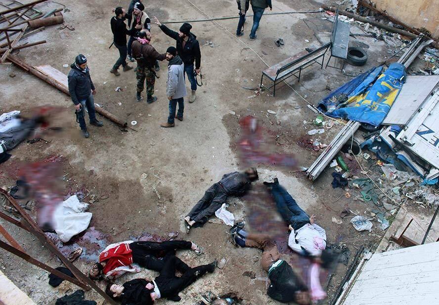 Para deter a matança no norte do
país, o líder da Frente al Nusra, Abu Mohammed al Yulani, cujo grupo também
proclamou lealdade à Al Qaeda, apresentou ontem um plano, que inclui um
cessar-fogo, para pôr fim às disputas entre os rebeldes.
Por outro lado, o
porta-voz do Estado Islâmico, Abu Mohammed al Adnani, convocou seus milicianos
a combater seus inimigos para acabar com a conspiração contra sua organização,
em gravação de áudio divulgada nas últimas horas na internet. A expectativa é de que as batalhas continuem nos próximos dias