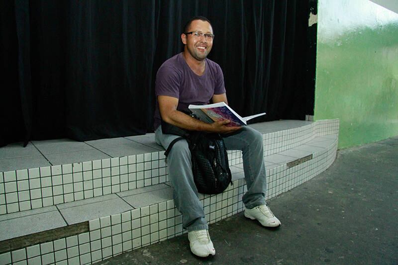 José Carlos da Silva Araújo, 36 anos, também é outro exemplo dos problemas que tiraram milhares de brasileiros das salas de aula. Matriculado em uma turma de EJA da Escola Estadual Doutor Vital Fogaça de Almeida, ele nasceu no Maranhão e se mudou para Brasília aos 13 anos. Logo teve que trabalhar e acabou abandonando a escola. O casamento precoce [aos 19 anos] o afastou ainda mais dos bancos escolares 