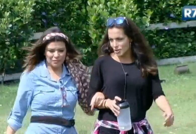 Sempre que rola alguma briga ou discussão no confinamento, Carla se mostra bastante tranquila e tenta não se envolver. Sua irmã garantiu que esta é uma postura que ela sempre tomou na vida.

— Ela é exatamente daquele jeito, está sendo ela mesma e muito verdadeira. Se a pessoa propõe uma discussão plausível, que faça sentido, ela conversa numa boa. Mas se é só pra irritar, ela deixa falando sozinha mesmo 
