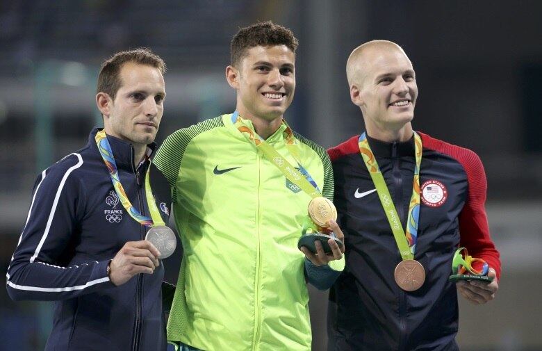 Thiago Braz e Renaud Lavillenie no pódio das Olimpíadas do Rio

