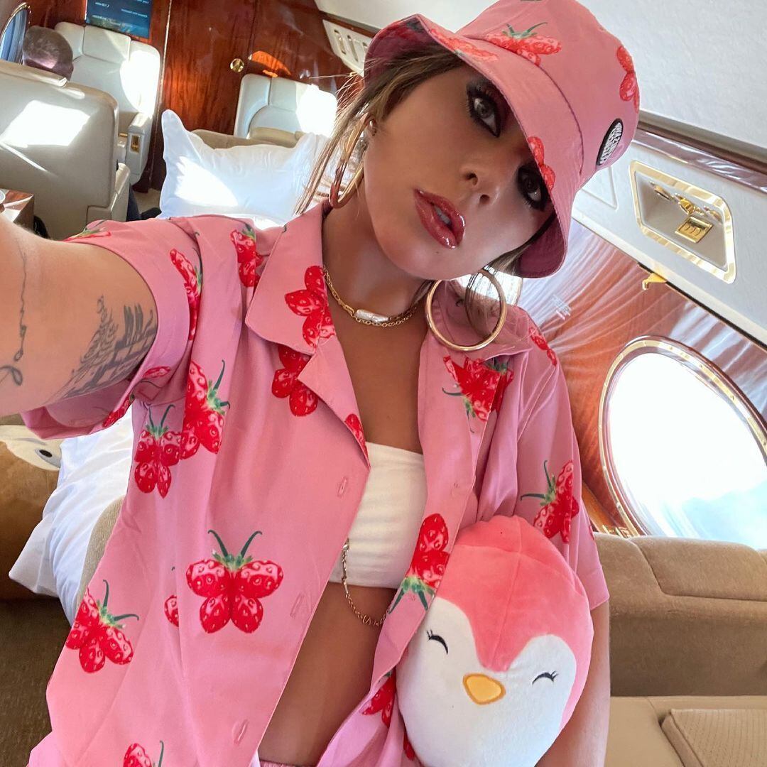 A cantora Lady Gaga faz muito sucesso com seus visuais, dos clássicos aos mais despojados, como esse todo romântico usado para viajar de avião e com um bucket hat rosa para completar o look