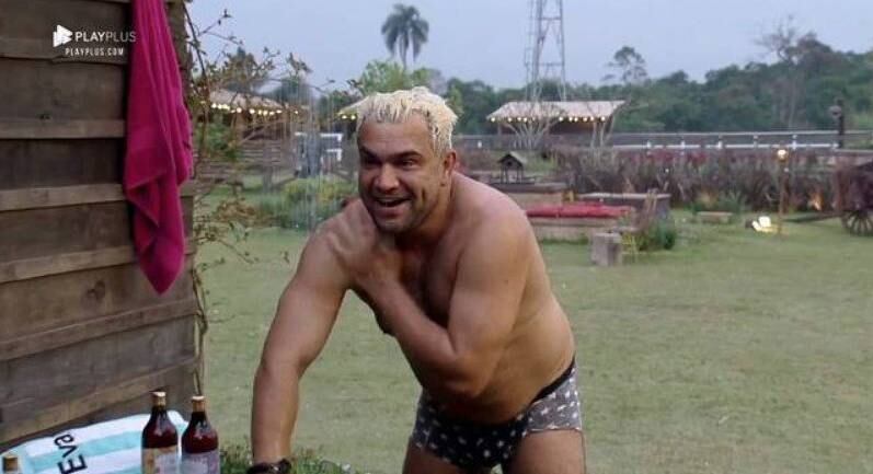 Evandro Santo encarou banho gelado quando cortaram a água de A Fazenda após os peões tomarem punição