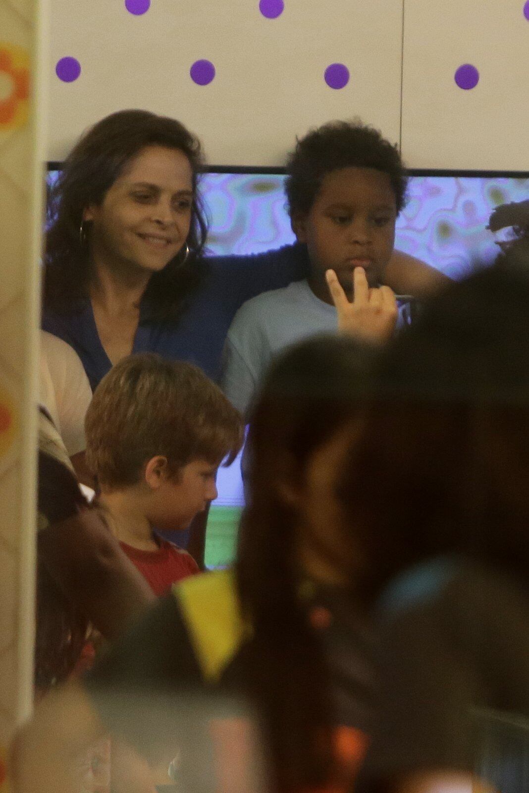 Drica Moraes comemora aniversário do filho adotivo em parque infantil