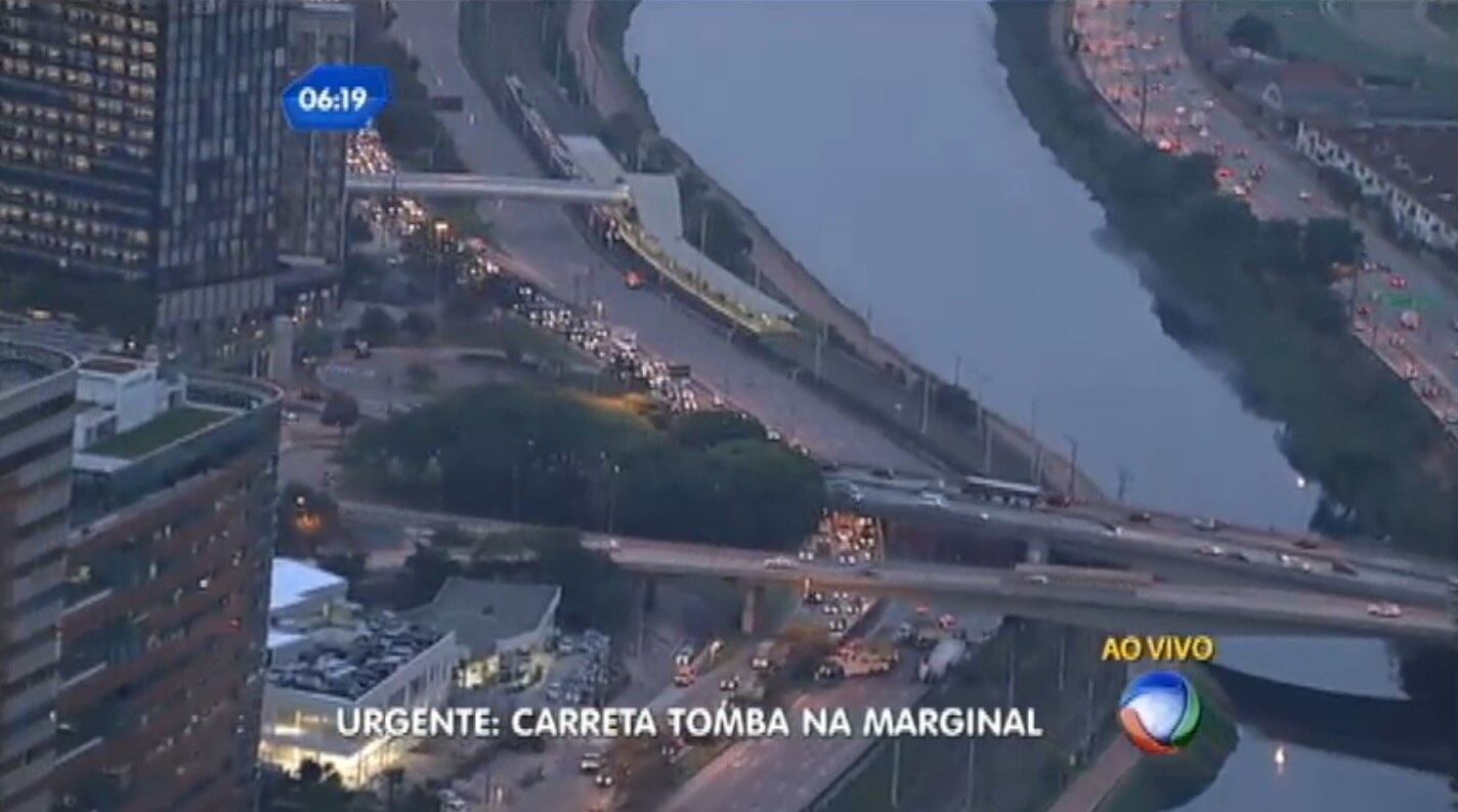 Por conta do acidente, a marginal registra 7,4 km de lentidão na pista expressa, de 1.494 m antes da ponte Cidade Universitária até a ponte Américo Brasiliense