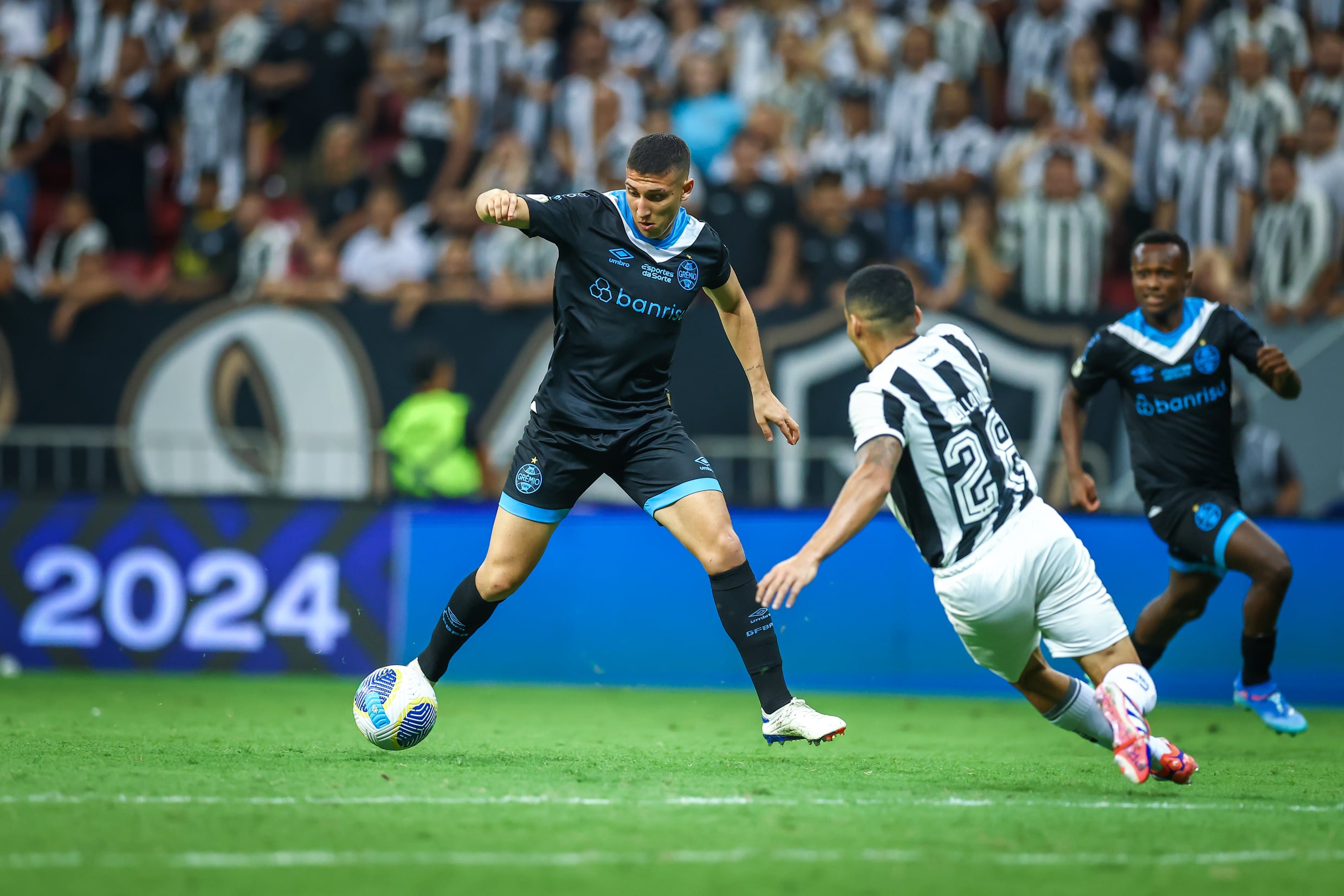 Último confronto entre Grêmio e Botafogo terminou sem gols no Mané Garrincha, em setemebro de 2024