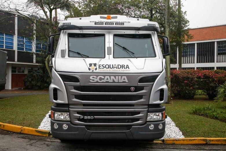 Para transportar todo esse peso extra, a Scânia dotou um motor turbodiesel de 5 cilindros, com potência de 250 cavalos e estúpido torque de 117,2 kgfm a apenas 1.000 rpm. A transmissão Opticruise é automatizada e oferece diversos modos de condução