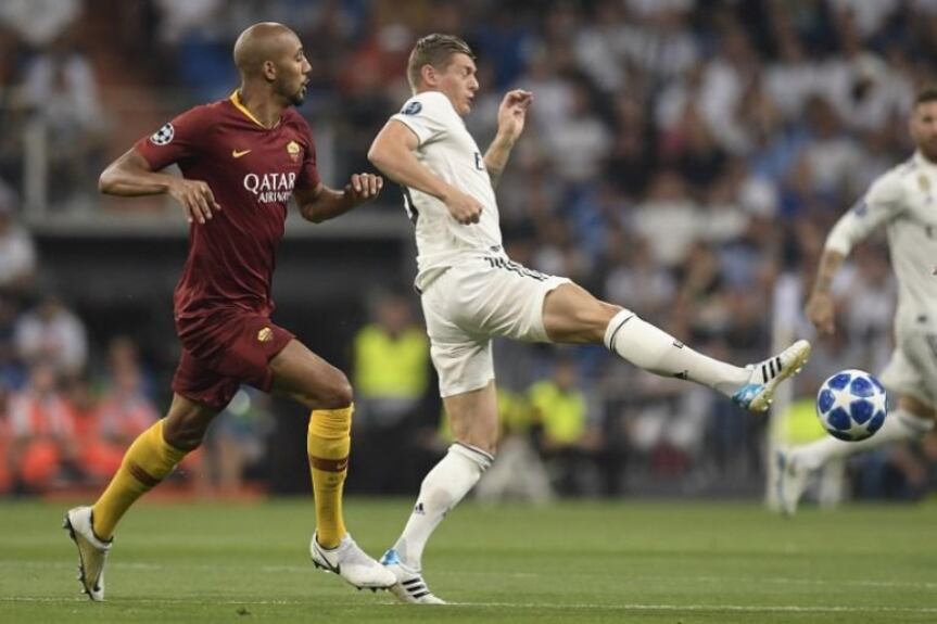 Grupo G: Em crise, o Real Madrid perdeu para o CSKA, fora de casa e deu esperanças para o clube russo. A equipe merengue, tradicionalíssima na competição, se reencontrou com a vitória e assumiu a liderança, com seis pontos. Mesma pontuação da Roma. O atacante Edin Dzeko, do clube italiano, é um dos artilheiros da competição, com cinco gols e vive grande fase na carreira. Apesar de irregular, a Roma tem demonstrado mais fibra na Liga dos Campeões do que no próprio Campeonato Italiano. Na próxima rodada, enfrenta o CSKA fora de casa. O resultado dessa partida vai ser cabal na sequência do grupo. Em caso de vitória italiana, a Roma larga na frente para a classificação, tendo em vista que o CSKA, na última rodada, vai ter que decidir com o Real Madrid, no Santiago Bernabéu. A sequência da Roma é mais "tranquila", porque enfrenta o todo poderoso clube espanhol, em casa e decide, na última rodada, contra o Viktoria Plzen. As boas exibições romanas, porém, deixam a equipe italiana favorita, até para se classificar em primeiro lugar, enquanto o Real Madrid, dificilmente, não irá se classificar
(Foto: OSCAR DEL POZO / AFP)