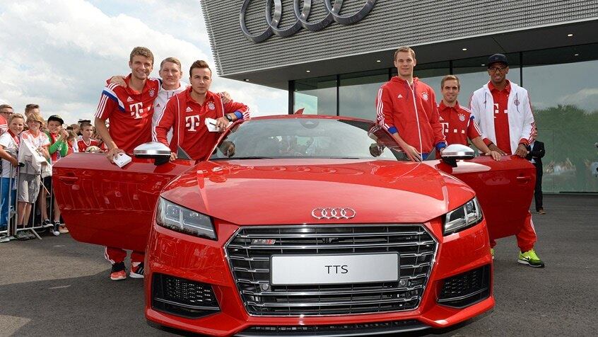 Ainda é início de temporada, mas o
Bayern de Munique já está acelerando. Um dia depois da vitória sobre o
Wolfsburg, por 2 a 1, na estreia do Campeonato Alemão, o elenco supercampeão bávaro
visitou a pista da Audi, em Neuburg