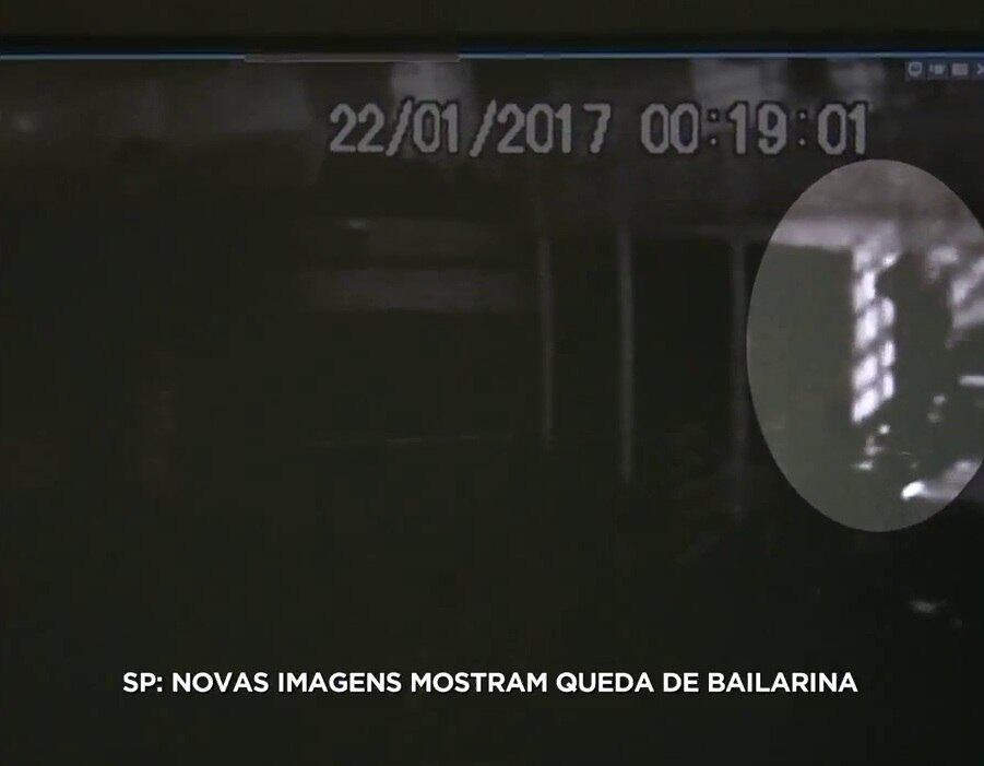 Minutos
depois uma outra câmera registra a queda da bailarina na calçada do local.
Cerca de uma hora e cinquenta minutos depois da queda é possível ver um homem
descendo as mesmas escadas. Segunda a polícia é o rapaz que havia subido com a
bailarina. A garota foi socorrida, mas não resistiu aos ferimentos