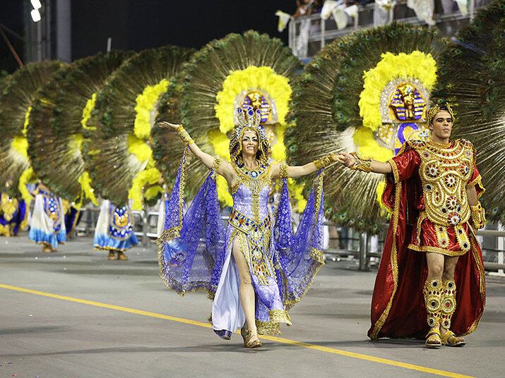 A Acadêmicos do Tatuapé encheu o sambódromo de dourado. "Ouro, símbolo da riqueza e da ambição" foi o enredo da escola