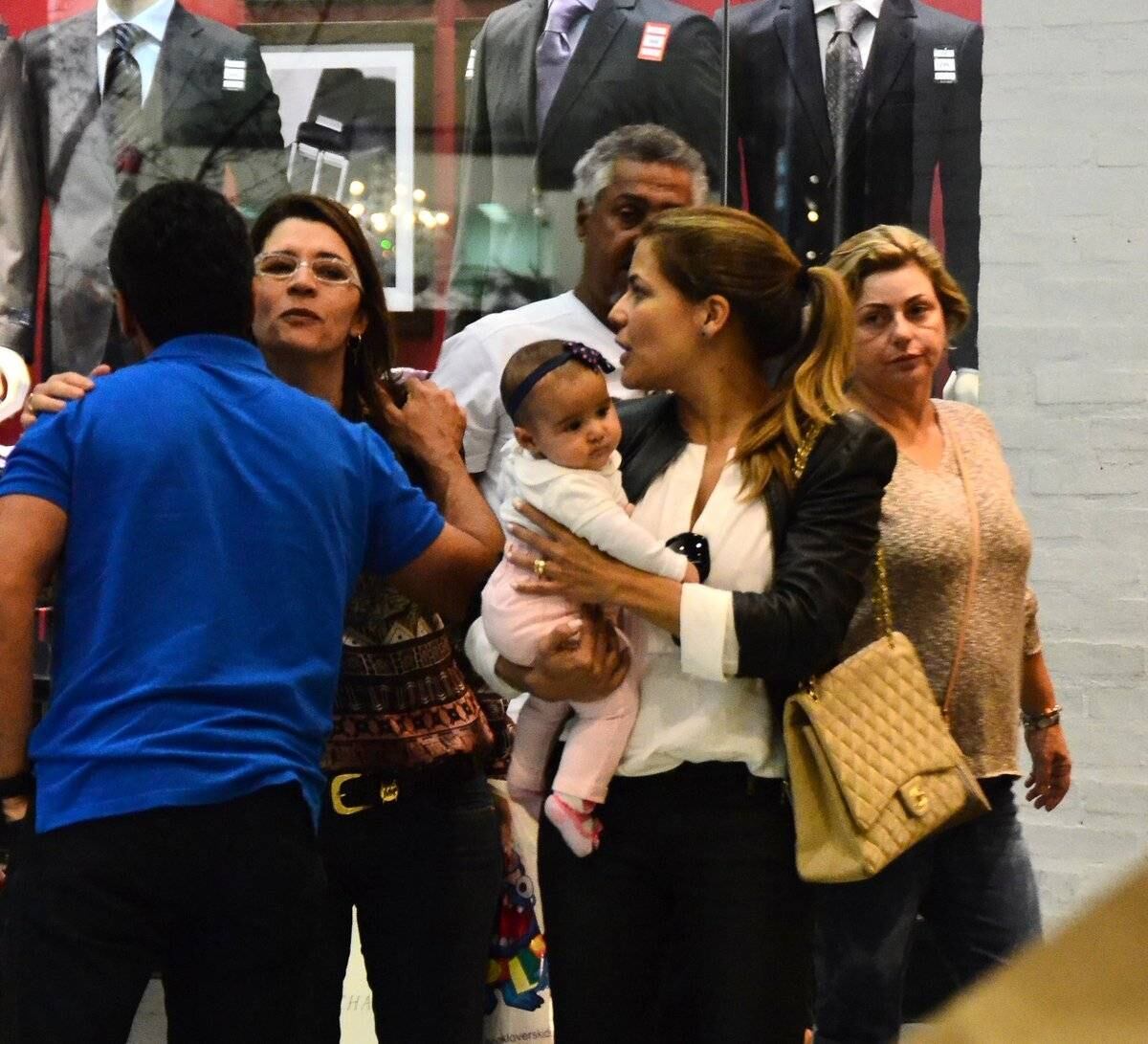 Acompanhada pela família e a filha Bruna, de 4 meses, ela chamou a atenção de todos que passavam pelo centro de compras