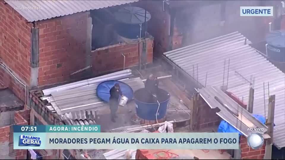 Incêndio em comunidade de SP mobiliza moradores e policiais para conter as chamas