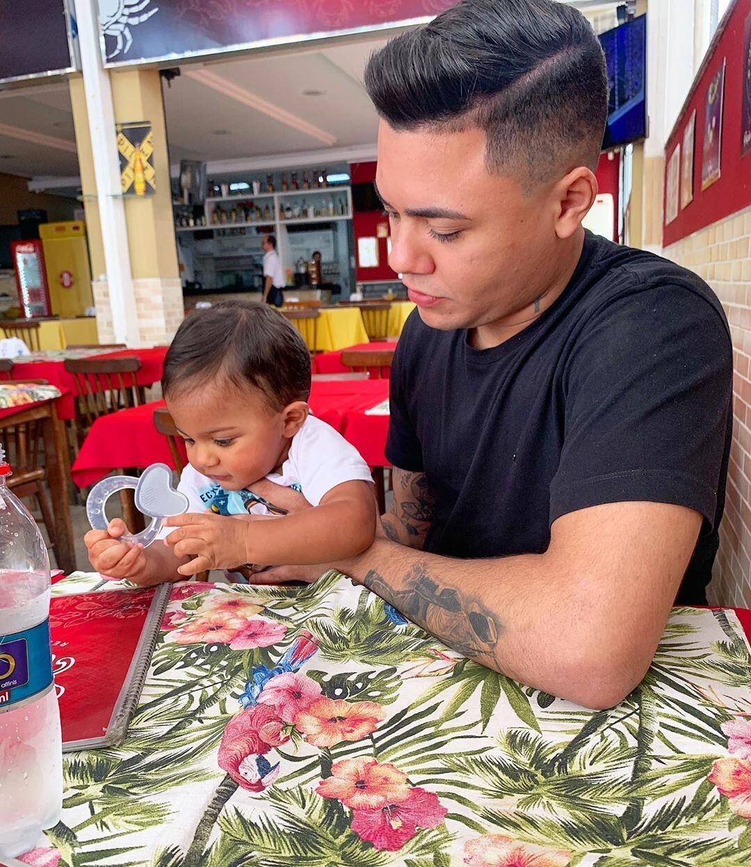 No dia 11 de fevereiro, os fãs de Felipe Araújo conheceram Miguel. O primeiro filho do cantor é fruto do relacionamento dele com a psicóloga Caroline Marchezi. Eles não estão mais juntos, mas o bebê sempre faz parte de publicações do sertanejo nas redes