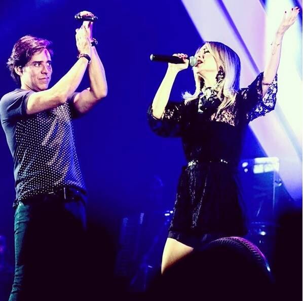 Atualmente, a cantora atua como backing de Guilherme e Santiago e, em algumas oportunidades, dá uma canja como cantora principal nos shows da dupla. Porém, o sonho de Deborah é atingir o sucesso com o projeto que mantém ao lado do irmão, Artur.

— É uma parceria que administro paralelamente. Mas nos esforçamos para que nossa dupla ganhe cada vez mais espaço no sertanejo.

Mc Melody: não é por ser pai que Mc Belinho pode tudo. Não pode
