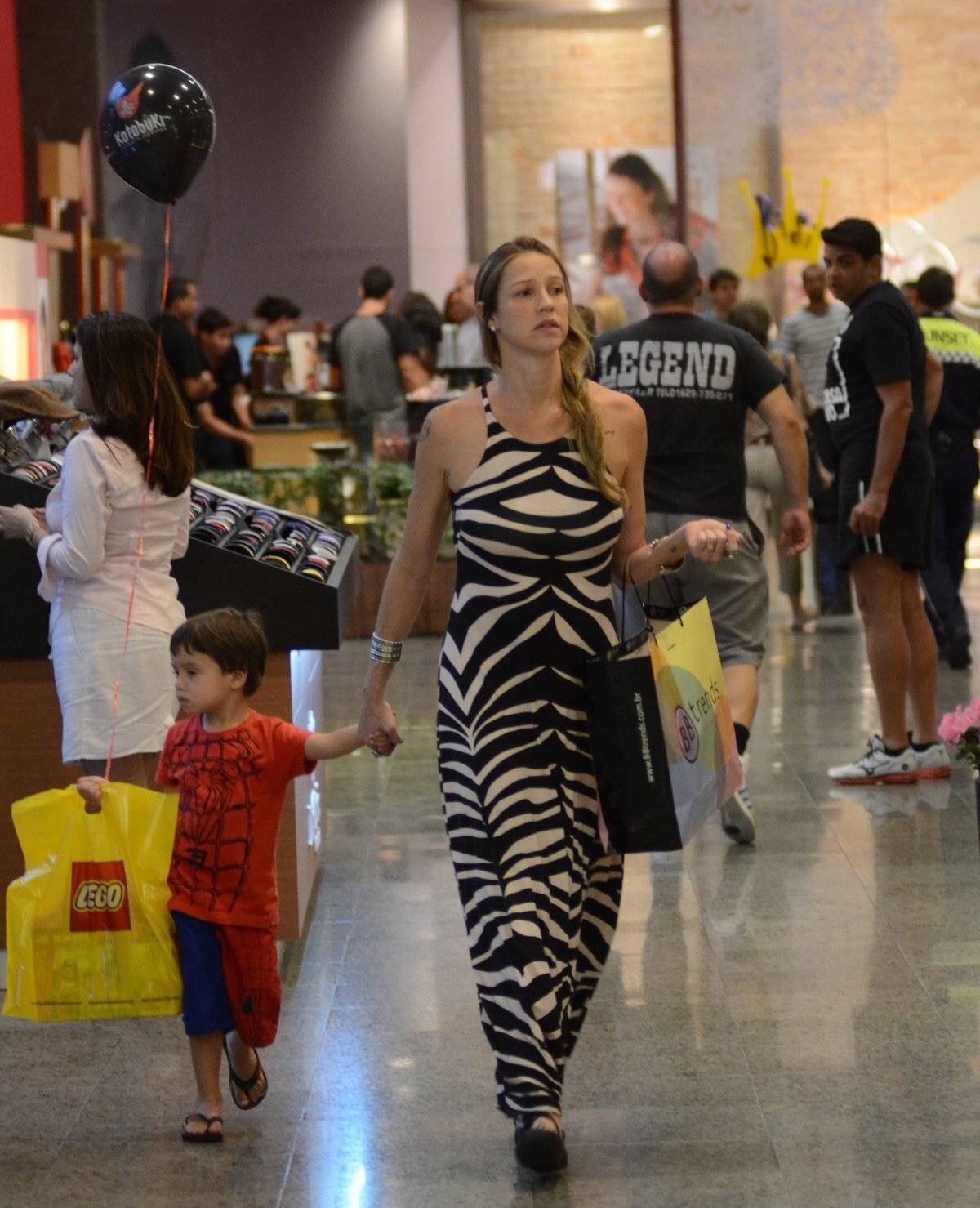 A atriz levou o primogênito para fazer comprinhas na Barra da Tijuca, Rio de Janeiro 