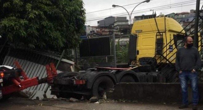 Motorista perde controle e caminhão bate em estação da CPTM