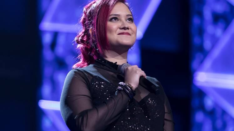 Bruna Higs levantou 78 pessoas no time de jurados, após cantar Can´t Stop Loving You, de Van Halen