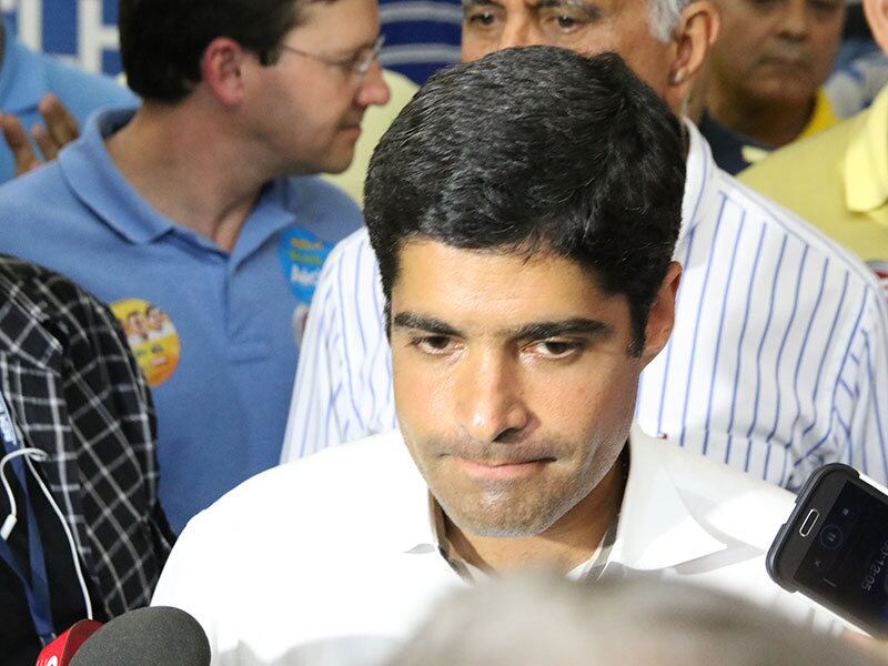 O prefeito de Salvador, ACM Neto, acompanhou o democrata e
disse que está disposto a trabalhar com o novo governador, Rui Costa (PT).
— Desfeito o palanque, quero dizer que o prefeito de
Salvador está disposto a trabalhar com ele pensando nos maiores interesses da
cidade