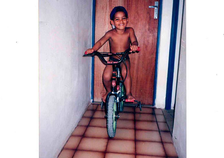 Morando em Salvador há três anos, o rapaz não tem residência
fixa e conta com a ajuda de amigos e parentes para sobreviver nessa selva de
pedra, onde nem sempre sobra tempo para se preocupar com o outro. De vez em
quando aparece na casa da prima, Iane Teixeira, toma banho, come, dorme e
depois desaparece por mais um tempo.
O jovem parece gostar da liberdade que as ruas do centro
histórico de Salvador, local que costuma ficar e onde o vídeo foi produzido,
proporcionam. Apesar de não ter voltado para a terra natal, o rapaz não
abandona a família. Sempre liga para a avó e a tia e elas depositam dinheiro na
conta de um amigo, para ajudar Kennedy no que for preciso.