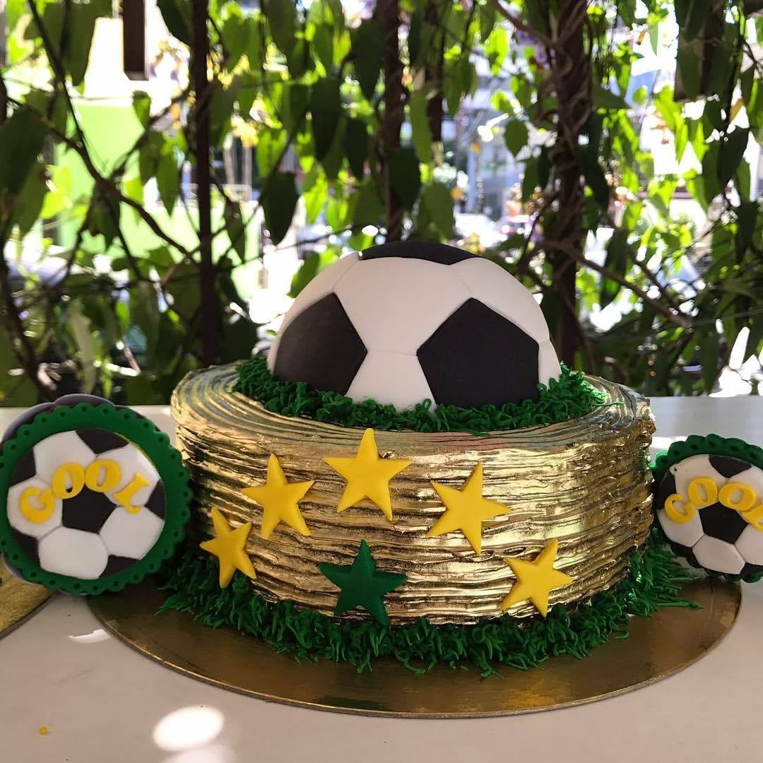 Em clima de Copa do Mundo, Manu homenageou o Brasil, que na próxima sexta vai enfrentar a Bélgica nas quartas de finais