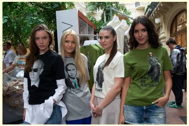 Uma loja da famosa galeria Gum, em Moscou, lançou uma coleção de camisetas com estampas provocativas de Putin. As peças serão vendidas até a próxima sexta-feira (13) e muitas pessoas já foram comprar a novidade.

Para os idealizadores do projeto, com a tensão entre a Rússia e a Ucrânia, a figura de Putin tornou-se muito popular (e rentável)
