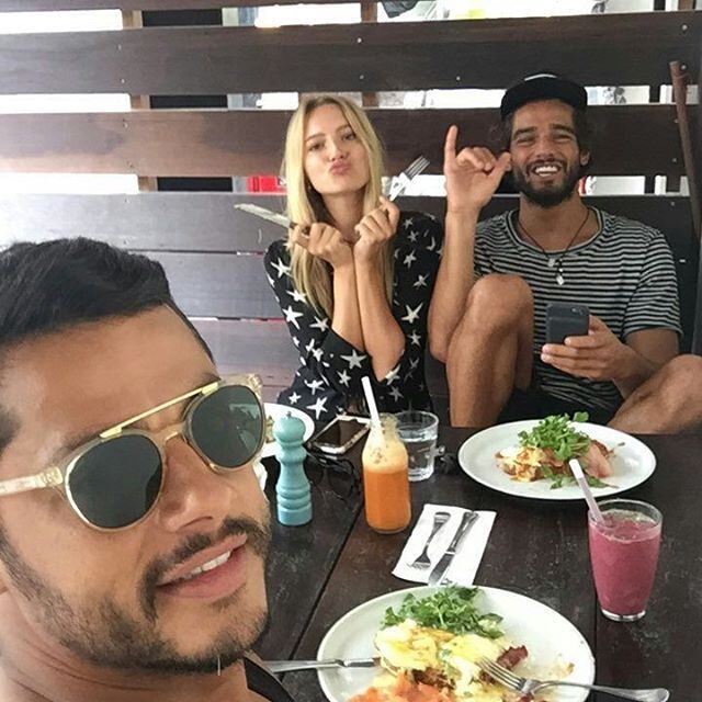 A publicação ainda diz que o modelo está na ilha para surfar com um amigo