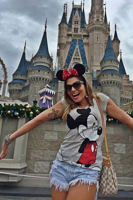 A moça, que é modelo e apresentadora, aparece em fotos curtindo as férias na Disney, em Orlando, na Flórida