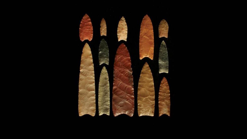 A exposição na Escócia analisa as possíveis causas da extinção dos
mamutes, como mudanças climáticas, caça por humanos, doenças
transmitidas por outras espécies ou a queda de meteoritos sobre a Terra.
Entre os itens exibidos estão estas pontas de lanças, chamadas pontas
clovis, que acredita-se que tenham sido usadas para a caça de mamutes e
mastodontes