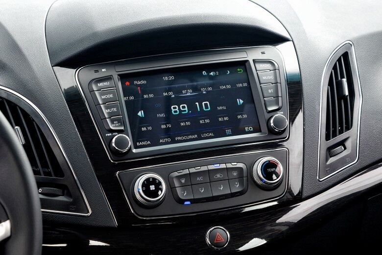 A grande atração na cabine do T6, porém, é a central multimídia, vendida no único pacote opcional disponível. O equipamento é fornecido pela marca Foxconn e oferece entrada HDMI que permite conectar o celular e espelhar, na tela de 7 polegadas do painel, a tela do smartphone. Isso permite ver alguns aplicativos, como o Waze, navegador por GPS que usa a internet e indica as melhores rotas para escapar do trânsito