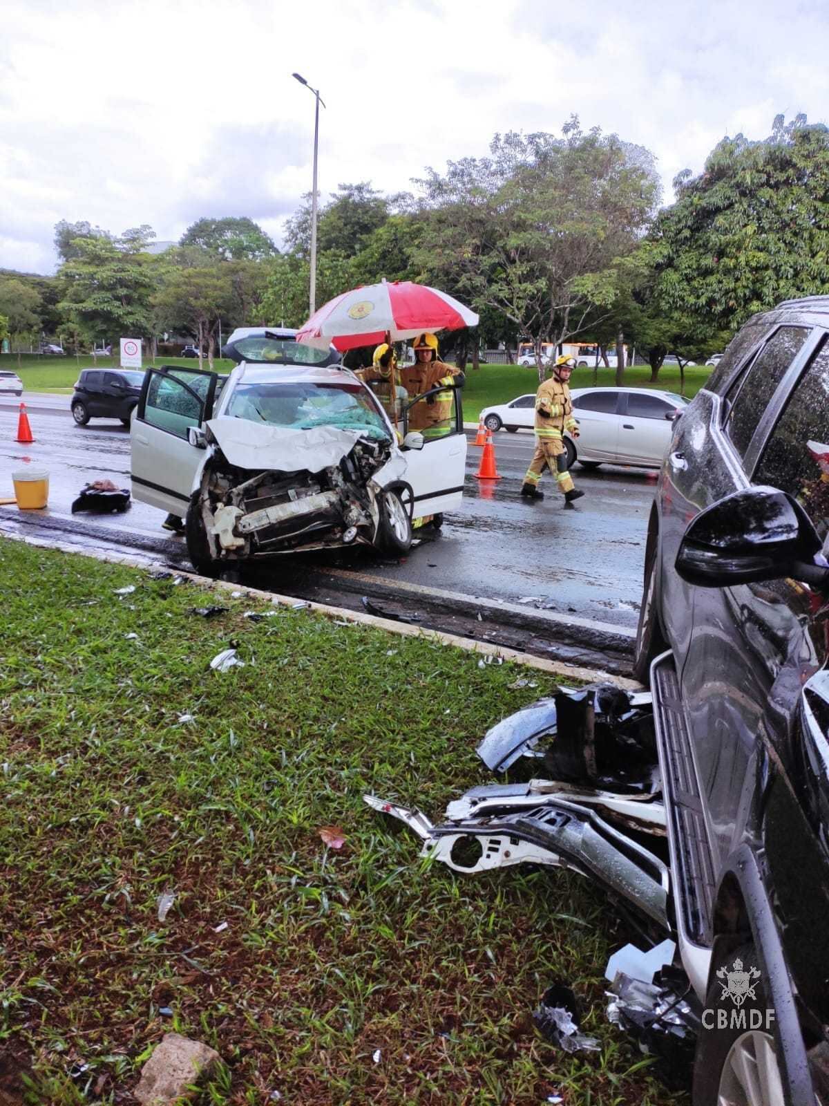 A condutora de um dos carros precisou ser encaminhada ao Hospital de Base do DF, após a colisão